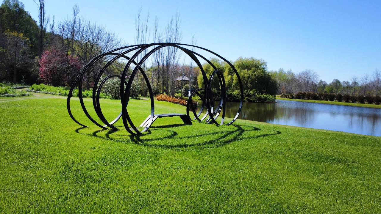 Escultura circular junto a la laguna